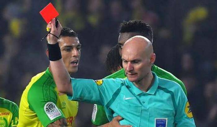 Calcio: sospeso l'arbitro che ha cercato di sgambettare un calciatore espulso