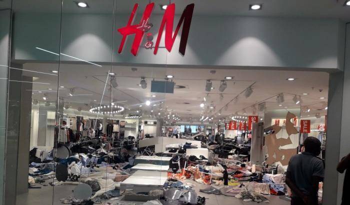 I negozi H&M vandalizzati in Sud Africa