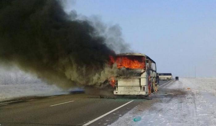 Kazakhstan: 52 passeggeri bruciati vivi nell'incendio di un autobus
