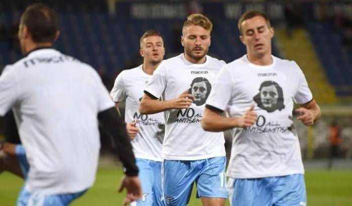 I giocatori della Lazio con la maglia di Anna Frank