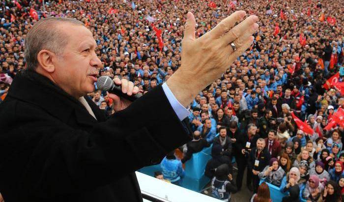 Erdogan bombarda i curdi e impone il bavaglio: chi protesta pagherà caro