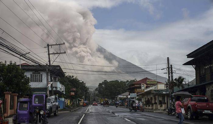 Forte eruzione del vulcano Mayon