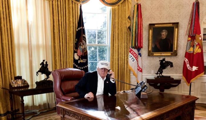 La foto di Trump alla scrivania