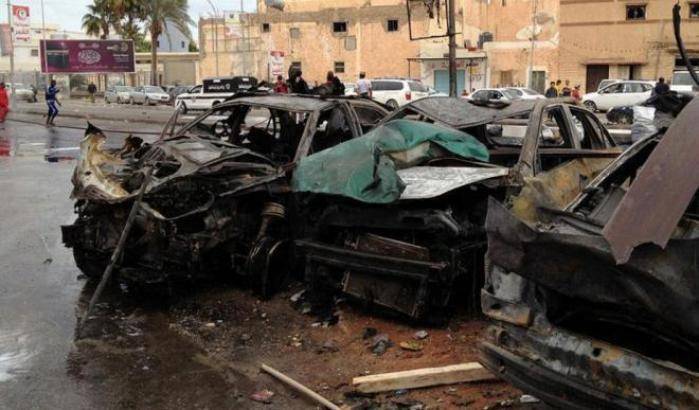 Due auto-bomba esplodono davanti a una moschea di Bengasi: almeno 33 morti