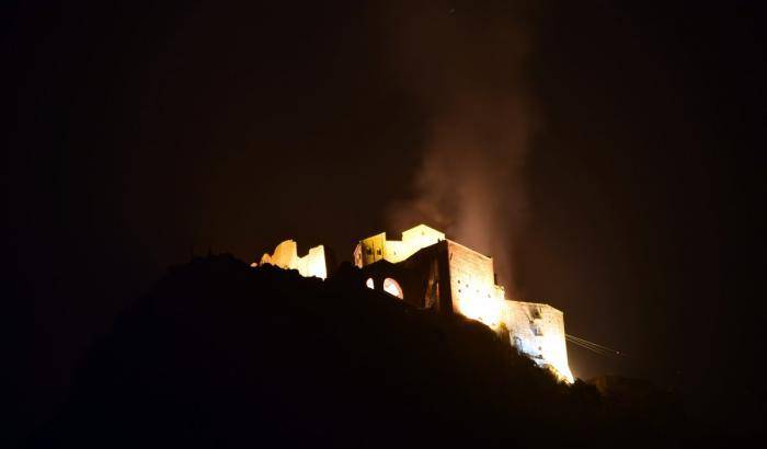 Fiamme alla Sacra di San Michele: a fuoco il tetto convento