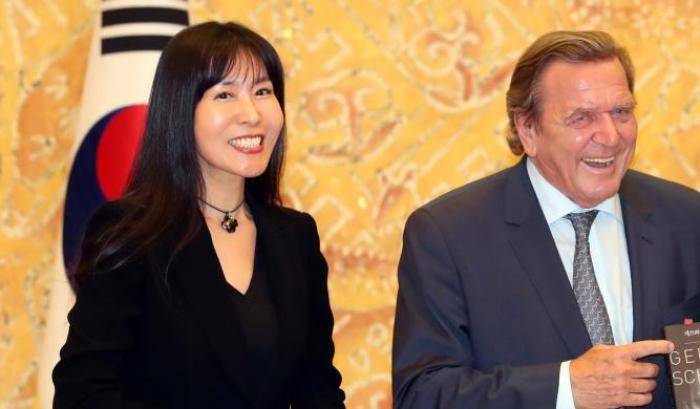 Gerhard Schroeder con Kim So-yeon