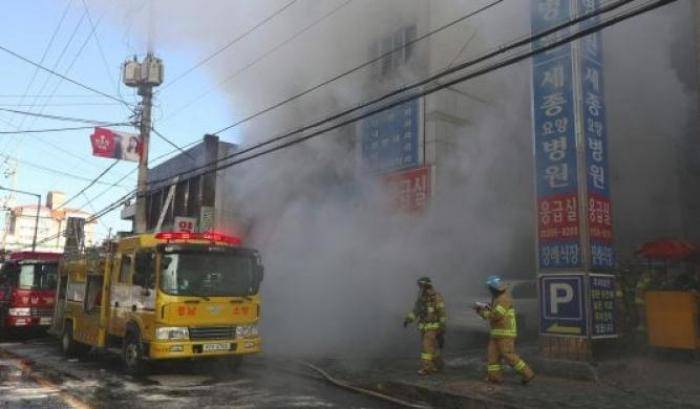 Incendio devasta un ospedale sudcoreano, almeno 41 vittime