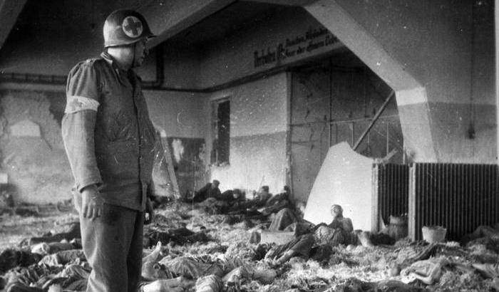 Un ufficiale americano osserva i cadaveri del campo di concentramento di Nordhausen