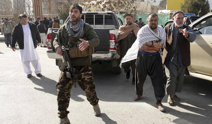 Attentato suicida a Kabul, esplode ambulanza imbottita di esplosivo