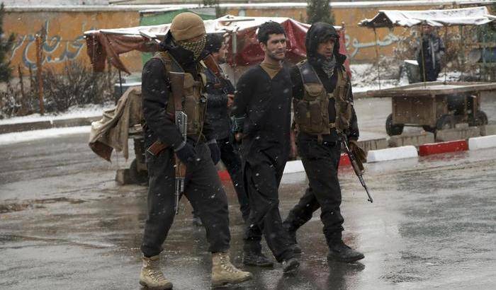 Afghanistan, le forze di sicurezza portano via un sospetto dopo l'attacco all'accademia militare di Kabul