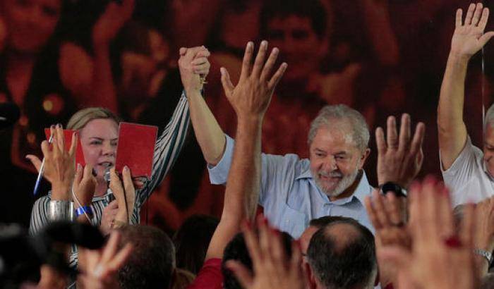 Da Lula appello contro Bolsonaro: democratici uniti contro l'avventura fascista