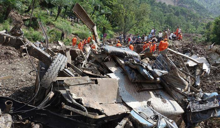 Tragedia in India: un autobus precipita in un canale, 38 morti