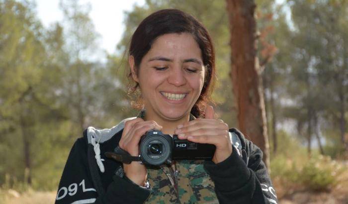 Il martirio di Avrin, la giornalista curda uccisa dai turchi mentre raccontava il dramma di Afrin