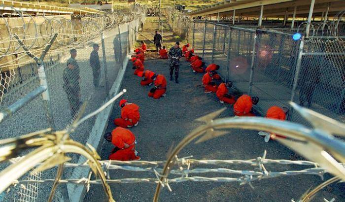 Guantanamo non chiude, Trump firma il decreto per lasciare operativo il lager di Cuba