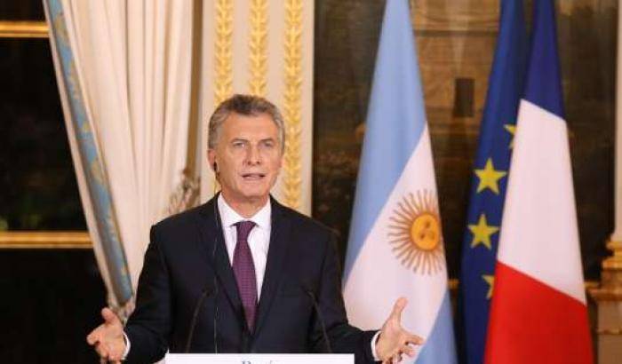Il presidente Macri taglia il numero dei burocrati e congela gli stipendi