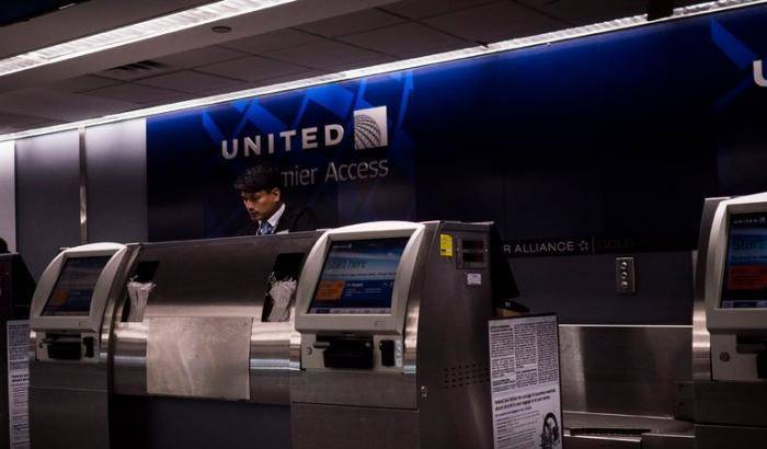 Viaggiava per salutare la madre in fin di vita, ma la United Airlines la caccia dall'aereo