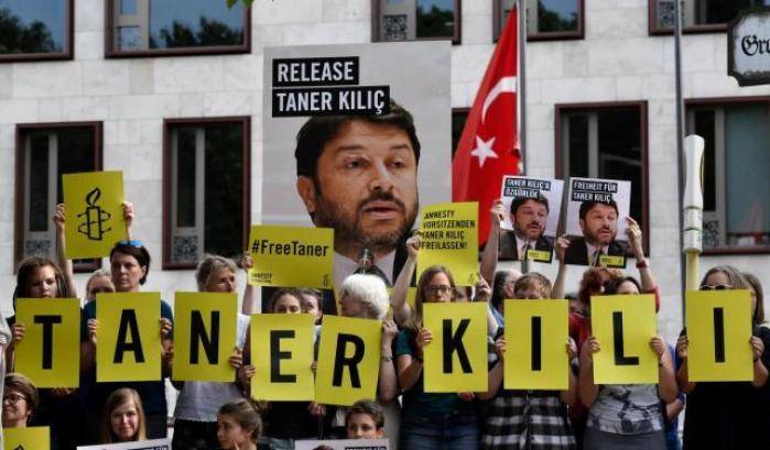 Repressione: in Turchia condannati l'ex presidente e la direttrice di Amnesty