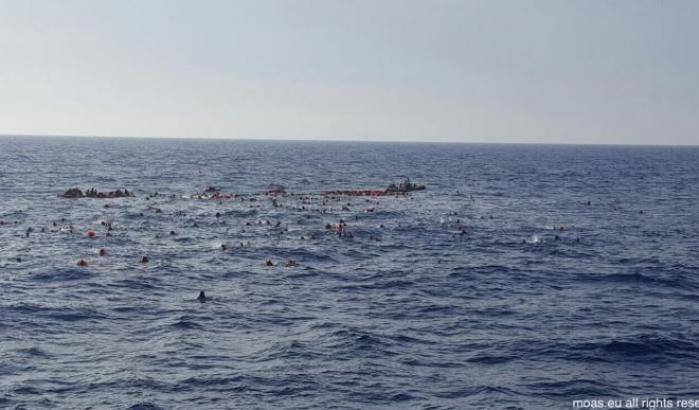 Nuova strage nel Mediterraneo: si rovescia un gommone, solo 3 migranti si salvano