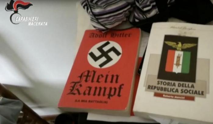 A casa di Luca Traini il Mein Kampf di Hitler e un arsenale fascista