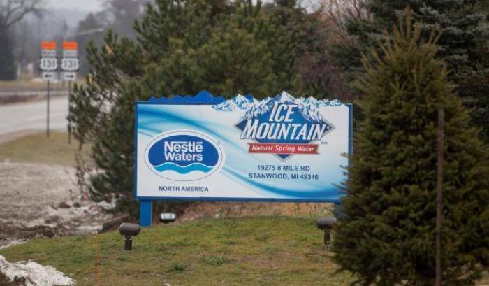 Piccola comunità del Michigan sfida la Nestlé: basta sfruttare i nostri corsi d'acqua