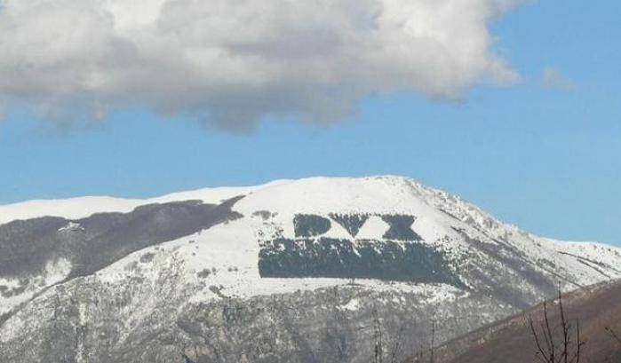 CasaPound "ripara" la scritta Dux bruciata sul monte Giano