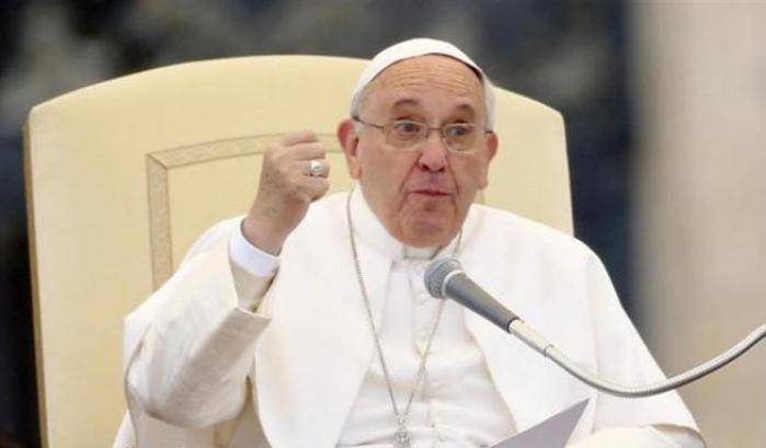Il Papa: "la violenza contro gli stranieri è il segno della morte della carità"