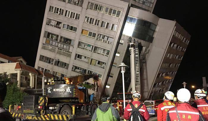 Terremoto a Taiwan: almeno 4 morti e 100 feriti. Crolla un hotel con 30 persone intrappolate