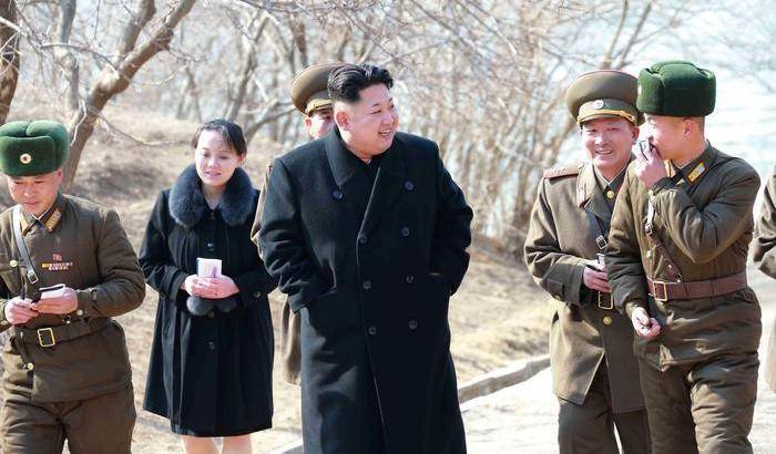 Kim Yo-jong, a sinistra la sorella minore del leader nordcoreano