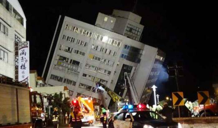 A Taiwan i soccorritori ancora al lavoro: sei morti e 250 feriti, 147 i dispersi