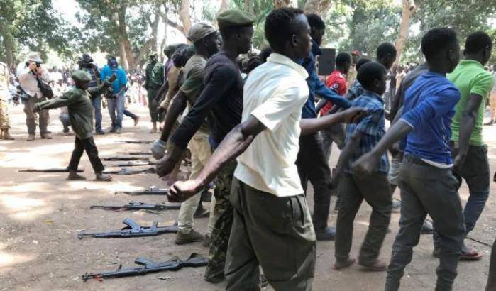 I bambini-soldato del Sud Sudan abbandonano le loro armi