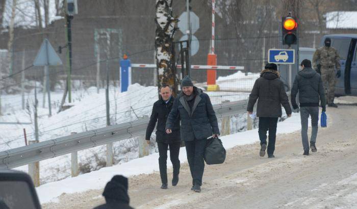 Estonia e Russia scambiano due prigionieri su un ponte, entrambi accusati di spionaggio