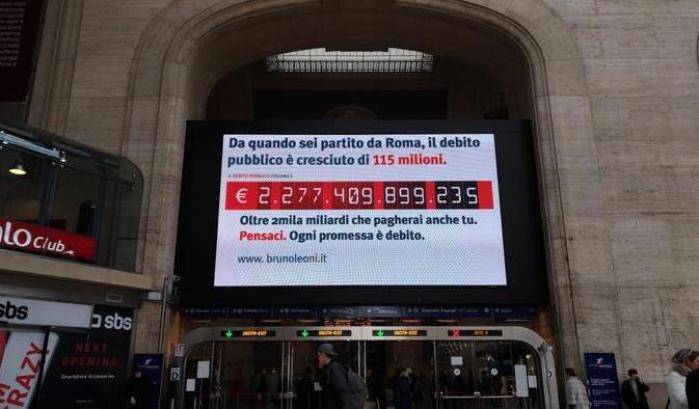 Ogni promessa è debito pubblico: nelle stazioni i Maxi-Led per ricordarci quanto dovremo pagare