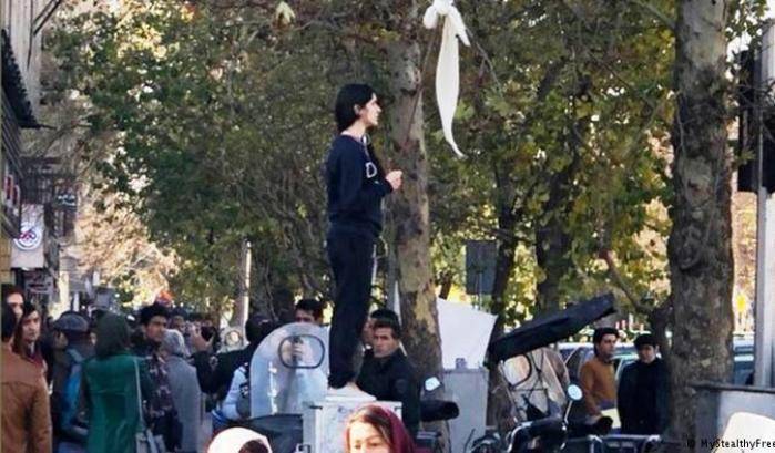 Vida Movahed in pubblico senza velo