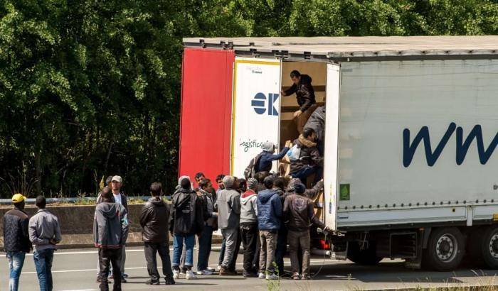 Libia: camion che trasporta migranti si ribalta, almeno 23 morti