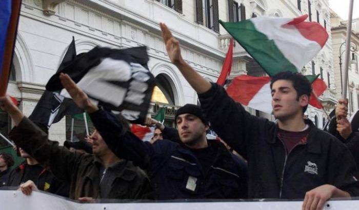 Saluto fascista durante una manifestazione