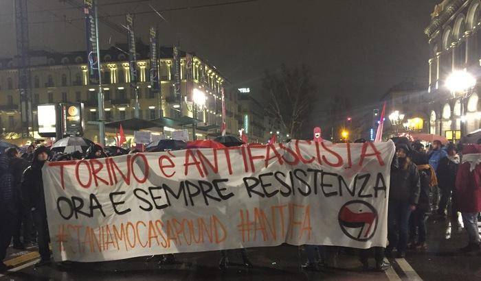 Corteo antifascista contro CasaPound a Torino, la polizia usa gli idranti