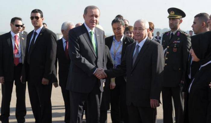 Tayyp Erdogan arriva in Algeria: tra polemiche, sospetti e disincanto