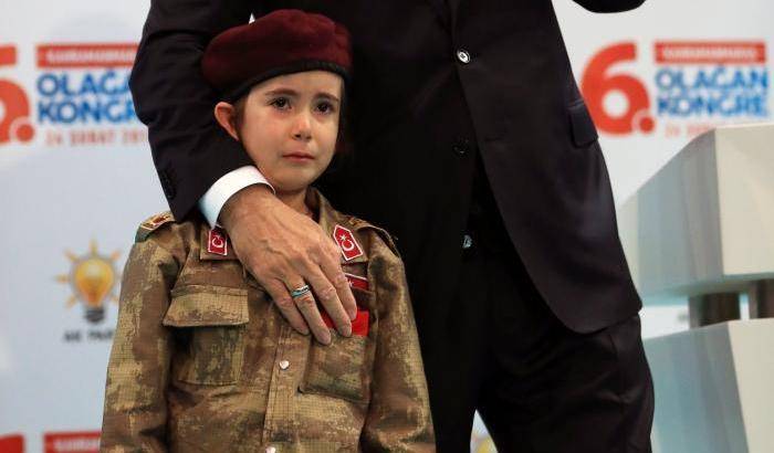 Erdogan mostra una ragazzina di 6 anni in divisa: se morirà sarà una martire