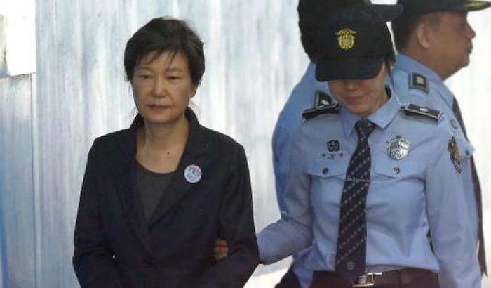 L'ex presidente sud-coreana Park in manette