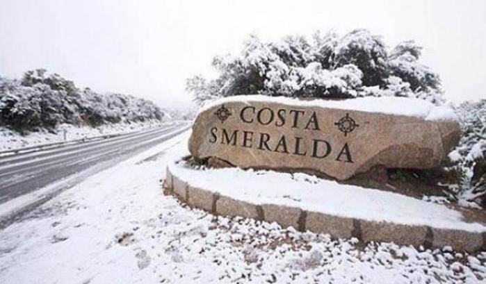 Burian porta la neve in Costa Smeralda: scuole chiuse e mezzi spazzaneve in azione