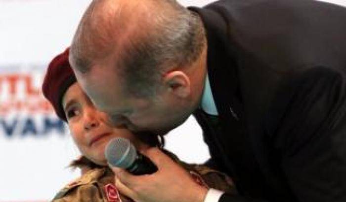 Erdogan e la bimba soldato candidata al martirio: il video dello scandalo