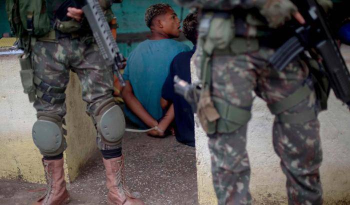 Una retata della polizia in una favela brasiliana