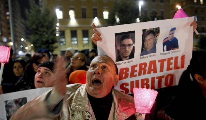Scomparsi in Messico, ieri sera un fiaccolata al grido di "Liberi, liberi"