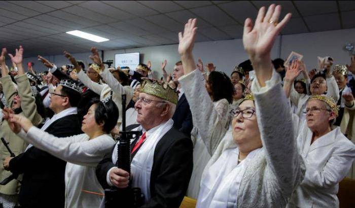 Fucili e corone di pallottole: quando il culto delle armi arriva in chiesa