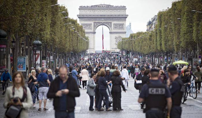 Parigi, arrivano le multe per le molestie in strada