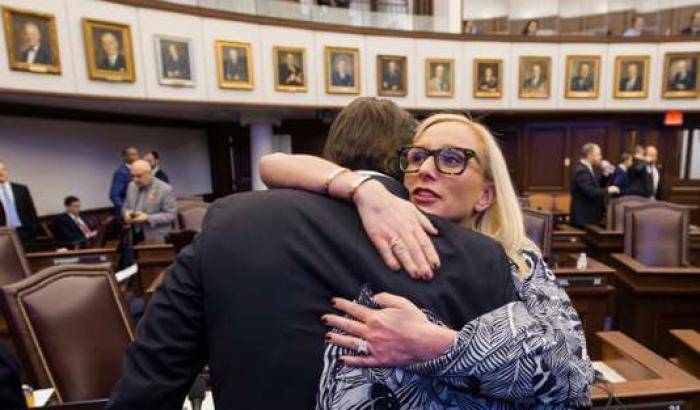 Il Senato della Florida vara una legge restrittiva sulle armi