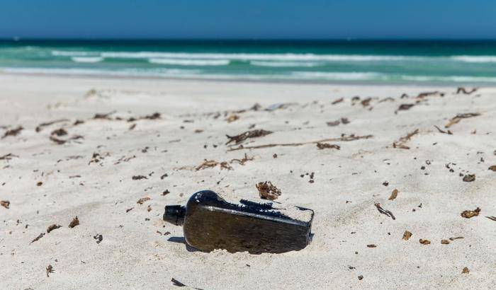 Il messaggio in bottiglia più antico al mondo: la scoperta straordinaria di una famiglia australiana