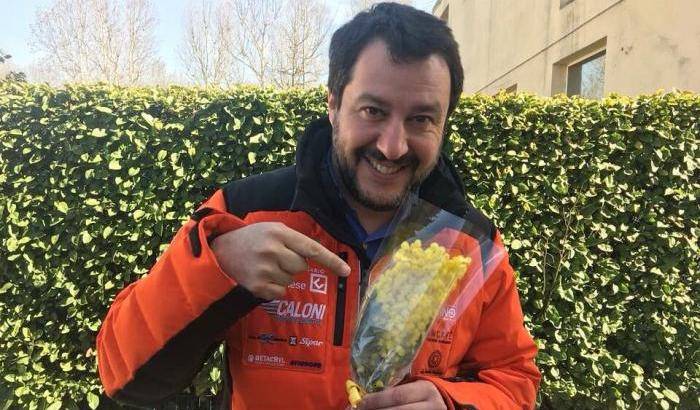 Milano, Salvini contestato al mercato: "fuori dai coglioni". Lui: "rosiconi di sinistra"