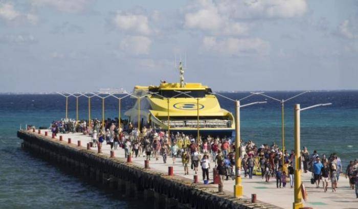 Turisti ad un imbarcadero di Playa del Carmen
