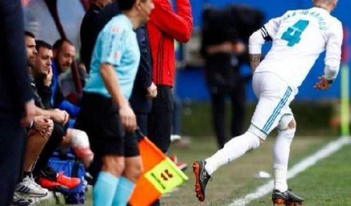 Quando scappa, scappa: Sergio Ramos lascia il Real Madrid in 10 per andare al bagno